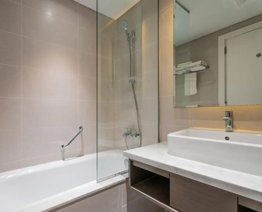 Modern Elegance Canal Views Studio At Prive 1102A Dubai